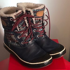 KEEN boots sz 8 navy, turquoise and red. EUC